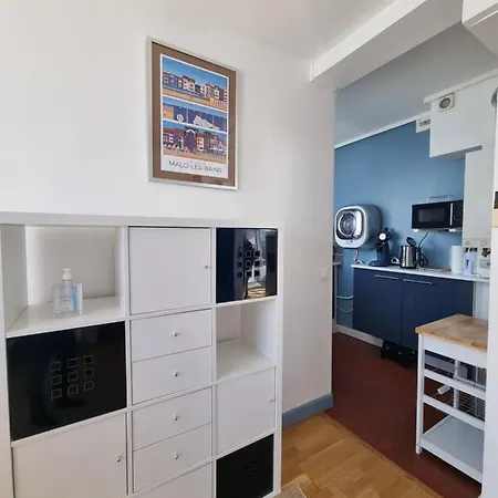 Malouin - Sur La Digue De Les Bains Avec Vue Sur *