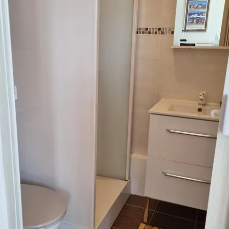 Malouin - Sur La Digue De Les Bains Avec Vue Sur